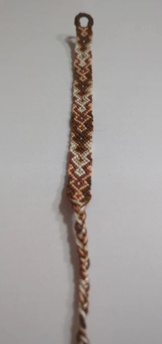 Pulsera de hilo marrón