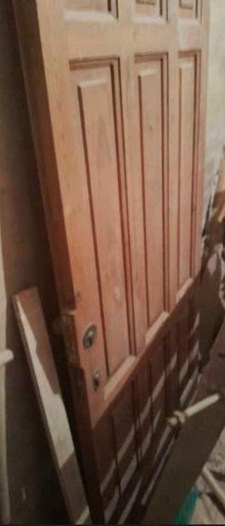 Puerta de entrada, maziza y como nueva y sin marco
