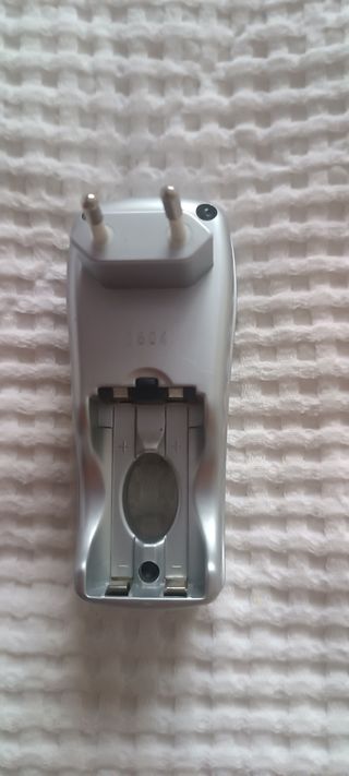 Cargador pilas compacto