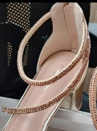 Sandali con tacco color oro