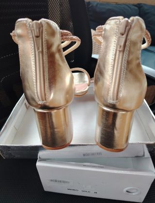 Sandali con tacco color oro