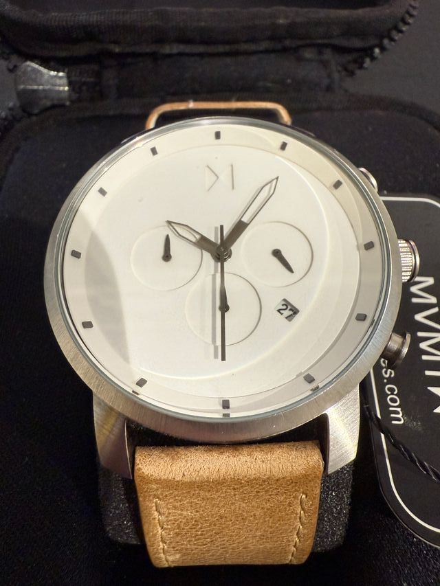 Reloj mvmt esfera blanca// correa marron