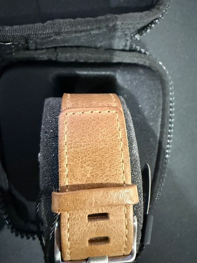 Reloj mvmt esfera blanca// correa marron