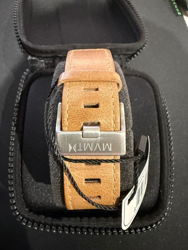 Reloj mvmt esfera blanca// correa marron