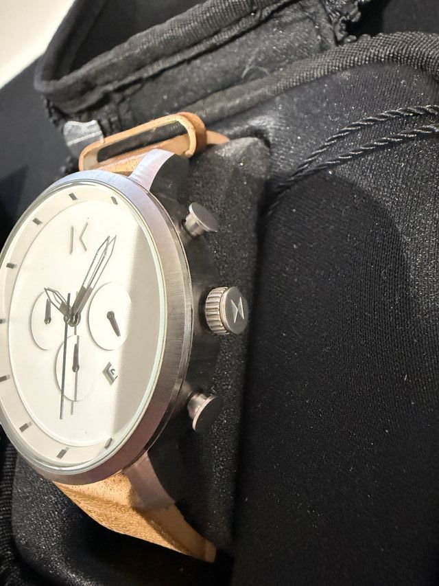 Reloj mvmt esfera blanca// correa marron