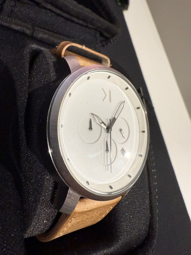 Reloj mvmt esfera blanca// correa marron