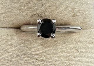 Anillo de oro blanco de 18 kt con diamante negro