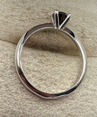 Anillo de oro blanco de 18 kt con diamante negro