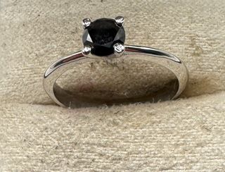 Anillo de oro blanco de 18 kt con diamante negro