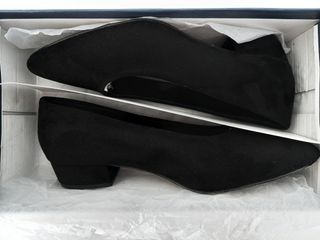 Zapatos tacón piel italiana negros y beige.