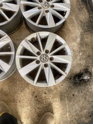 Juego llantas volwagen 15”le faltan los tapones