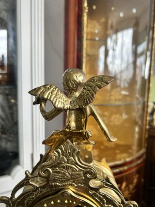 Reloj de bronce antiguo con péndulo