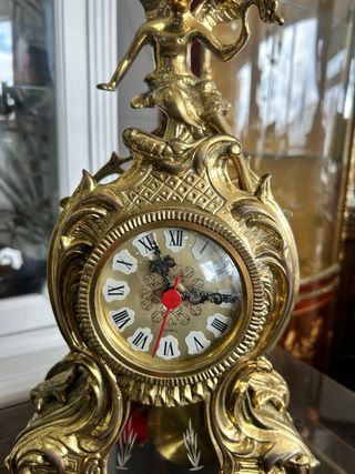 Reloj de bronce antiguo con péndulo