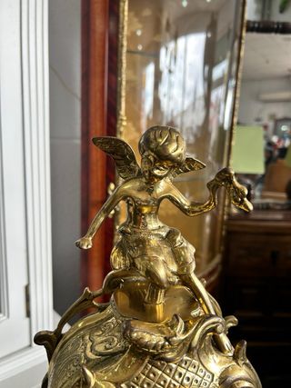 Reloj de bronce antiguo con péndulo