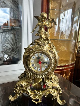 Reloj de bronce antiguo con péndulo