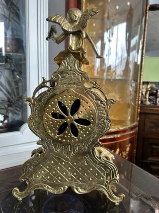 Reloj de bronce antiguo con péndulo