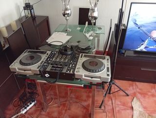 Equipo de dj autoamplificado