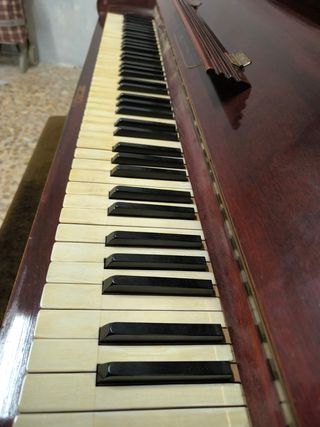 Preciosísimo Piano de madera