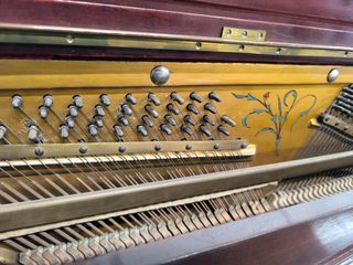 Preciosísimo Piano de madera