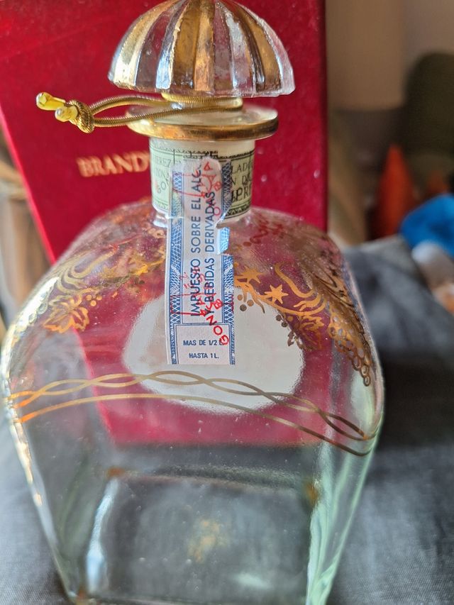 Botella vacía caja de levantó coñac