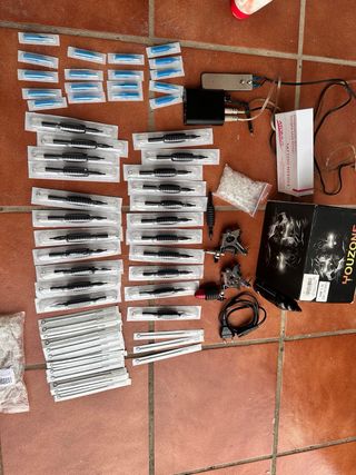 Maquinas y abujas de tatuajes.