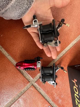 Maquinas y abujas de tatuajes.