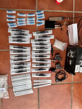 Maquinas y abujas de tatuajes.