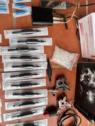 Maquinas y abujas de tatuajes.