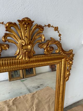 Elegante espejo isabelino dorado en oro fino.