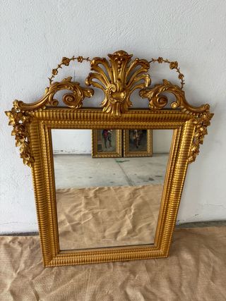 Elegante espejo isabelino dorado en oro fino.