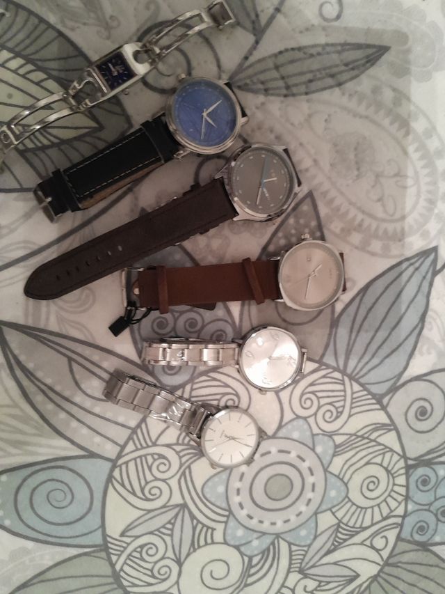 Reloj  cada uno son 5 euros se venden gintos