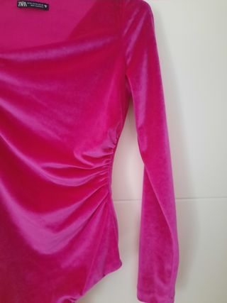 Body terciopelo fucsia de Zara