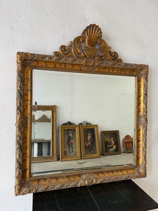 Gran espejo con penacho tallado en madera