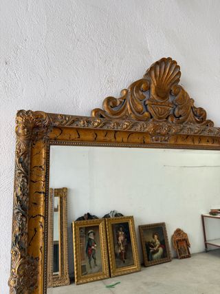 Gran espejo con penacho tallado en madera