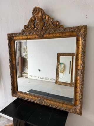 Gran espejo con penacho tallado en madera