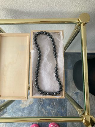 Gargantilla Simil Perlas Gris en Estuche madera