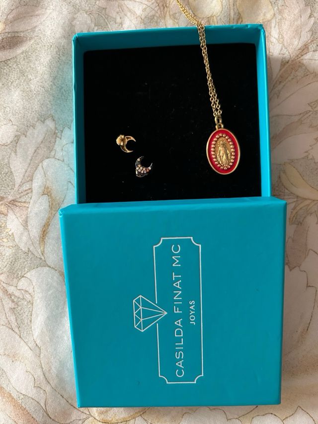 Medalla CASILDA FINAT y regalo