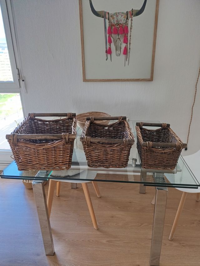 Tres cestas de mimbre y madera 