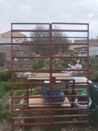 Puerta hierro con llaves