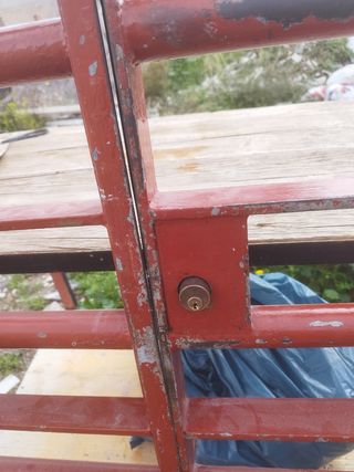 Puerta hierro con llaves