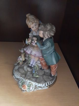 CAPODIMONTE  porcelana figura niños
