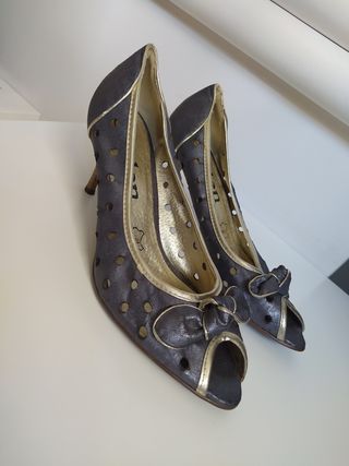 Sandalia, elegante zapato color plata mate