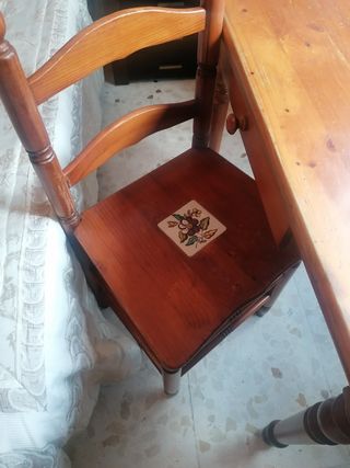 Mesa de madera y dos sillas