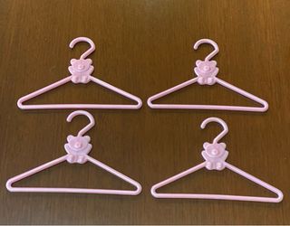 Armario Nenuco con perchas y ropa