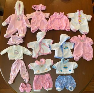 Armario Nenuco con perchas y ropa