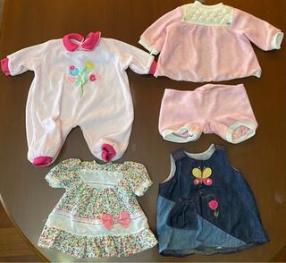 Armario Nenuco con perchas y ropa