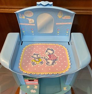 Armario Nenuco con perchas y ropa