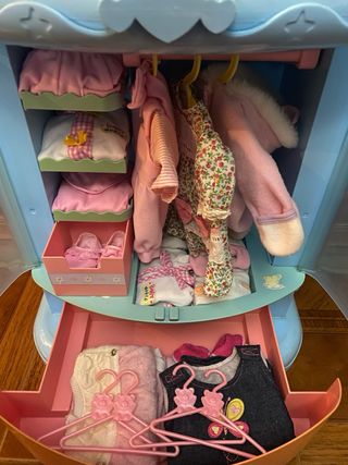 Armario Nenuco con perchas y ropa