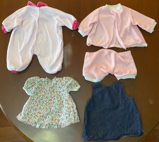 Armario Nenuco con perchas y ropa