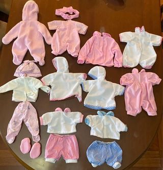 Armario Nenuco con perchas y ropa